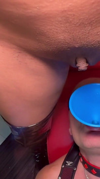 Un Demi-gallon Fait Pipi Dans La Bouche D’un Esclave Soumis