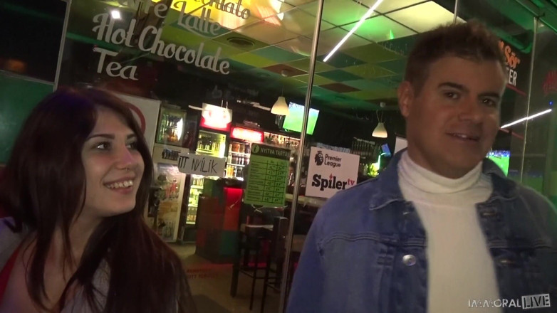 Immoral Live: Ayda Swinger, nastolatka z niesamowitymi naturalnymi piersiami rucha najlepszych przyjaciół...