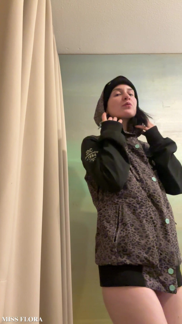 Miss Flora: Striptease cu fată de la bord