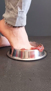 Fleisch mit rohrstock unter den füßen