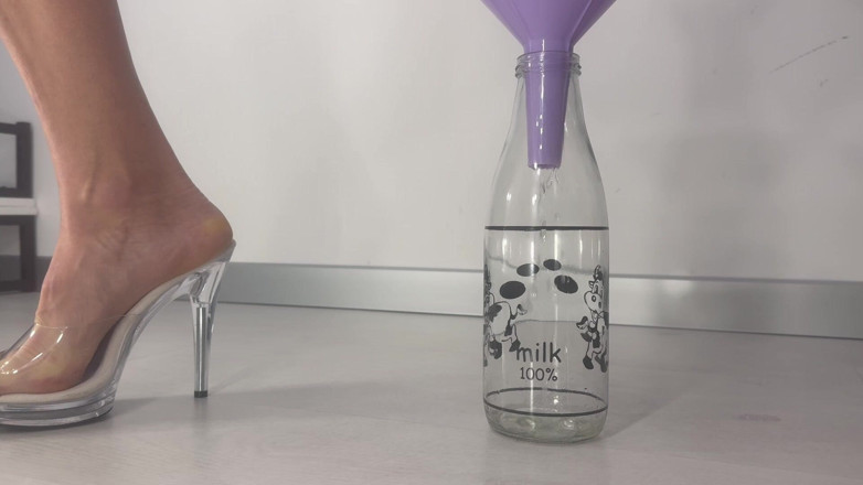 AnnaBUST: Ik plas in een fles via een trechter