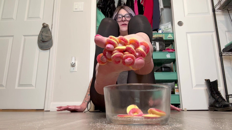 Peppermint Giantess: 桃环在我的脚趾上