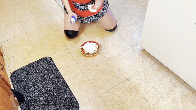 Goddess Velvet Vixen: Ebony Housewife Smashes and Squirts on Pie