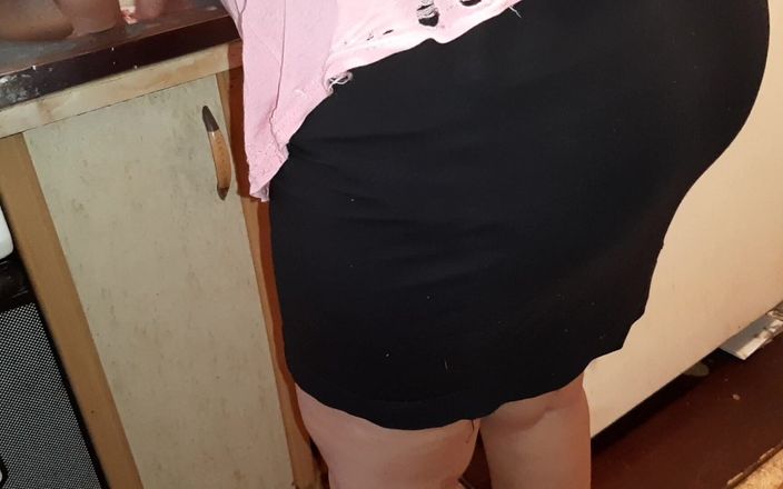 Lesbian-illusion: ミニスカートを履いたセクシーな継母は、私が彼女の後ろで自慰行為をしていることすら知らない