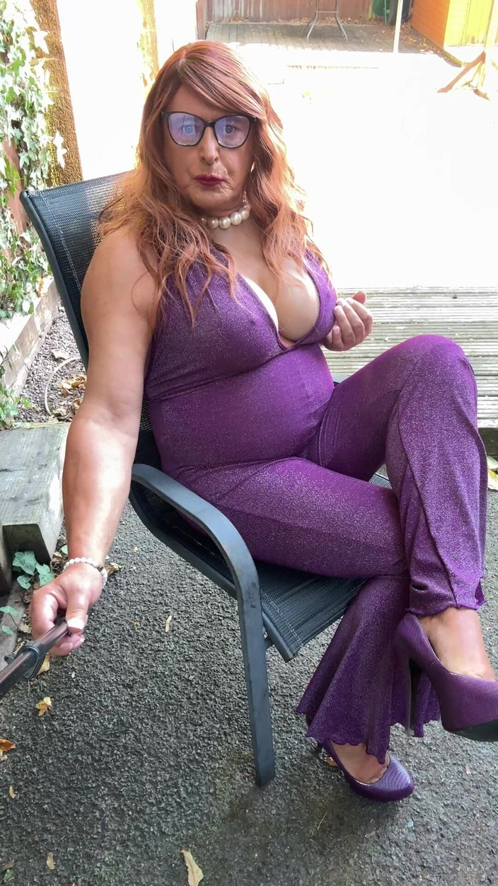 Kellycd2022: La sexy travestita kellycd2022 in tuta viola e tacchi