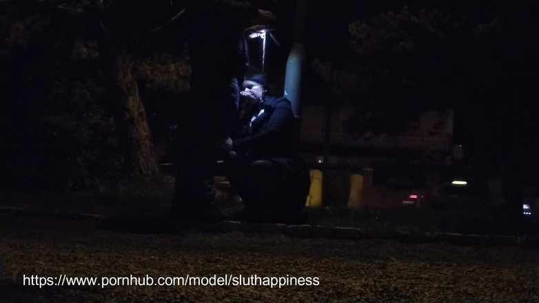 Toilet Mommy: Комір і повідець повія смокчуть член і роблять нічний мінет на обличчя публічно!!