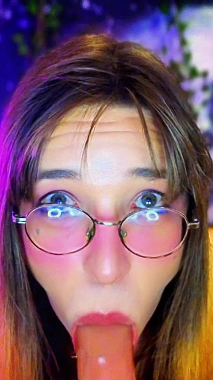 Bella Roar: MILF Trans Girl Give the Best Blowjob