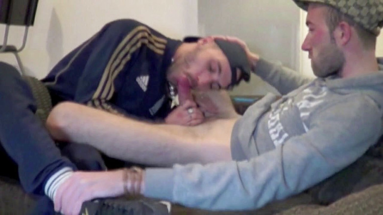 Gaybareback: Heteroseksüel bir eşcinseli evinde sikiyor