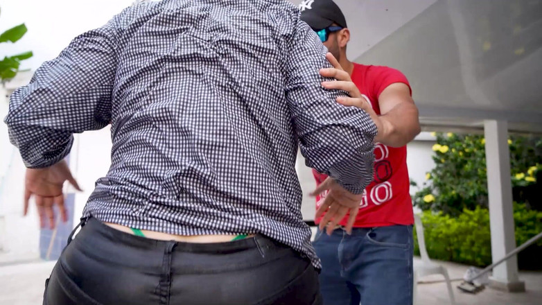 Lalucero: La Femme De Chambre Butt and Horny En Profite Pour...