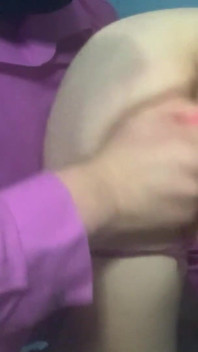Bundet fästman dominerar hennes fitta och ger henne en liten spanking som hon förtjänar