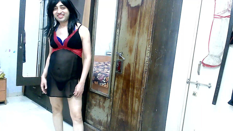 Cute & Nude Crossdresser: Super sexy sissy travestito femboy in lingerie rossa e nera.