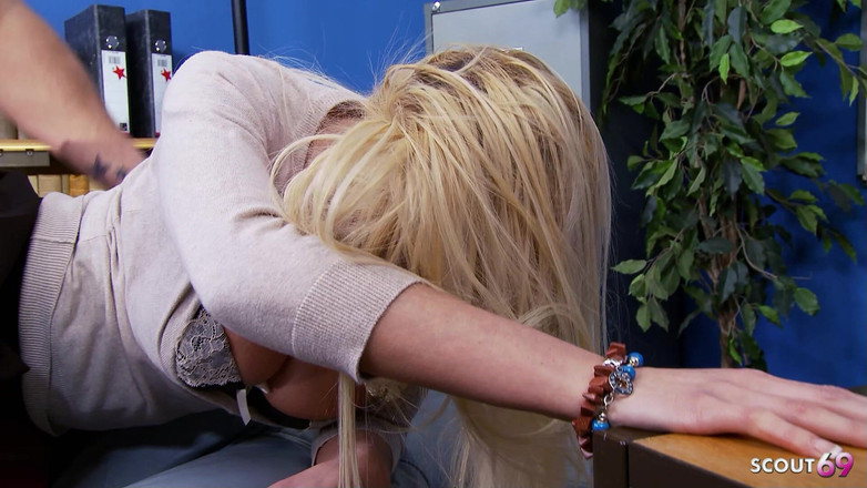 Full porn collection: Blonďatá milfka Stacey s velkými kozami tvrdě ošukaná šéfem ve stole