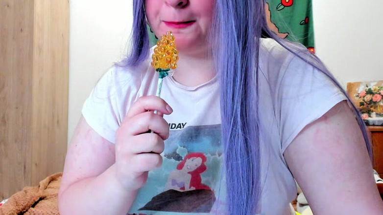 AssGives: खूबसूरत विशालकाय महिला लॉलीपॉप चूस रही है