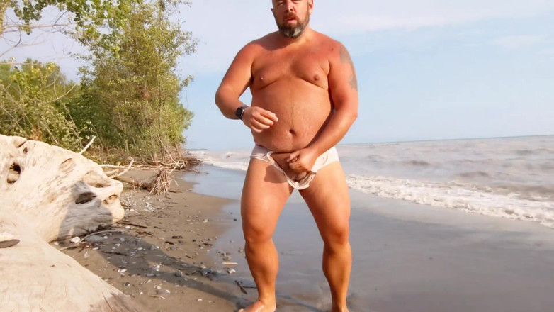 Skin and earth: Beruang gemuk, celana dalam basah yang sobek, jerkoff pantai telanjang (skinandearth)