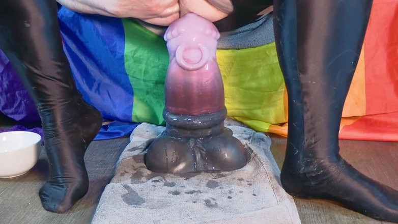 DaddyBigToys: 骑乘我的阿森纳最胖的玩具并伸展自己高潮