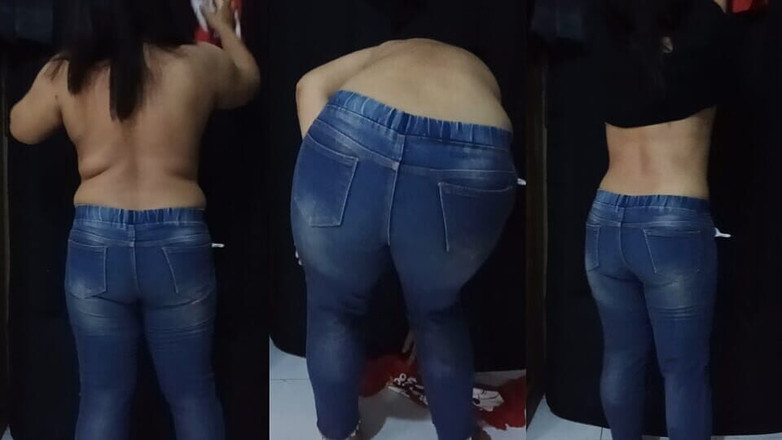 Ayuningsih: 在杂货店抽烟