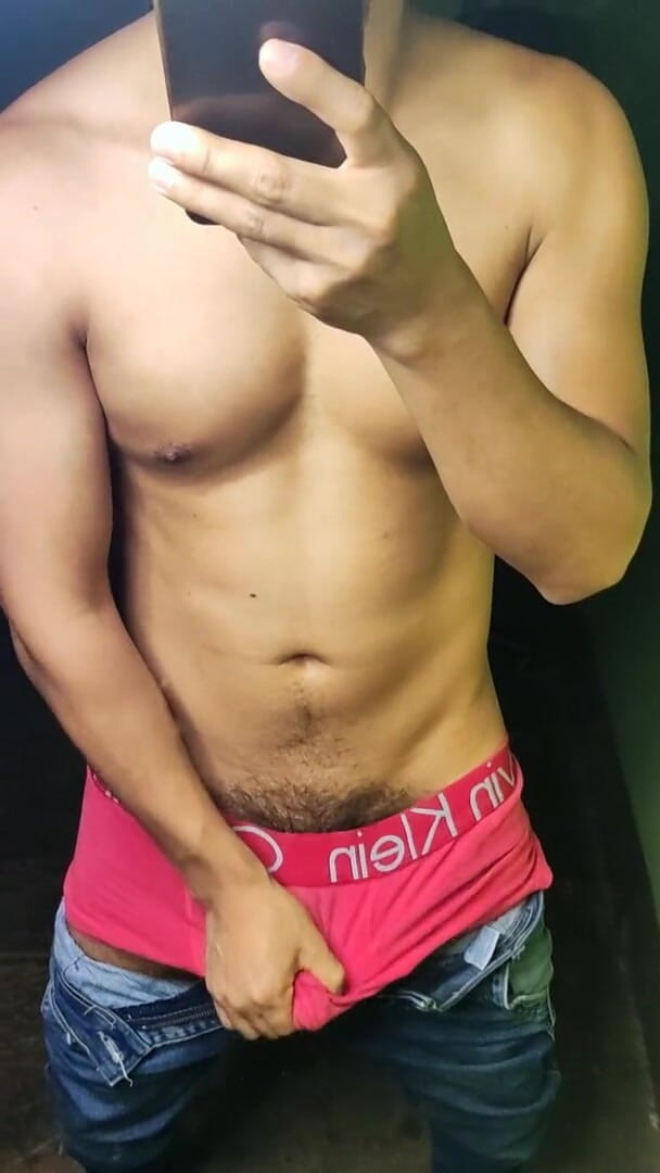 Hornyboy2058: Poslala jsem mu fotku lahodného zadku ve zprávě a on...