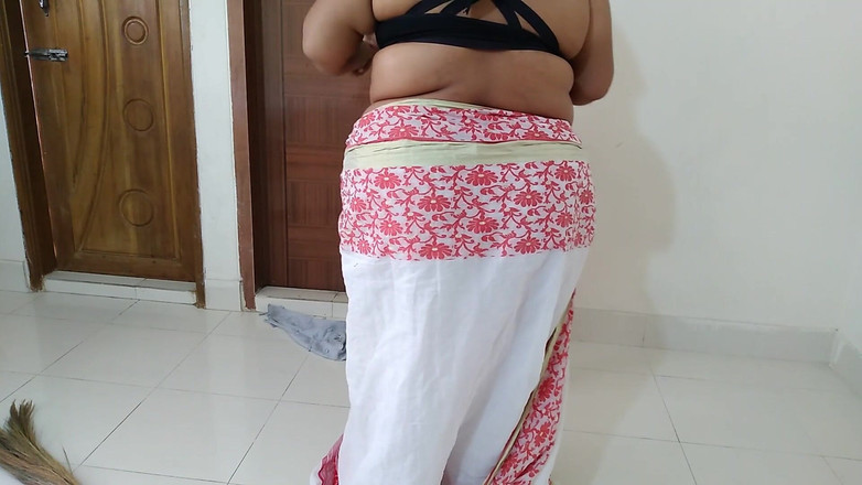 Aria Mia: Nachbarsjunge fickt desi-muslim, 55 jahre alt, beim hausputzen