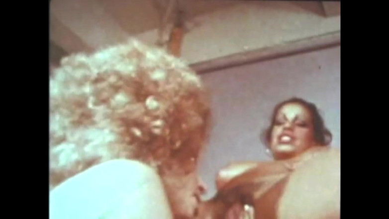 The Unforgettable: ボールで遊ぶヴァネッサとマレーネ