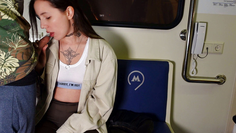 Ghomestory: Moskova metrosunda oral seks ve seks! Sulu kız!