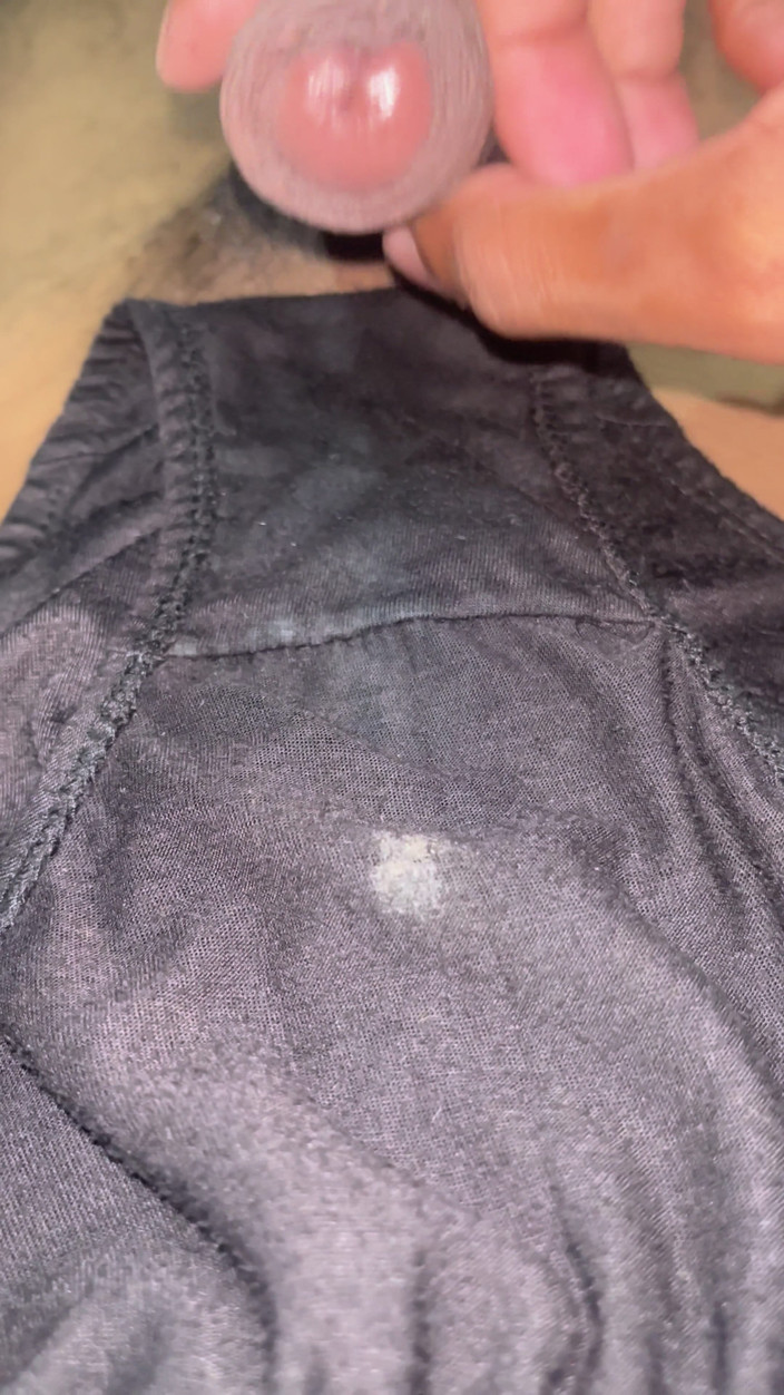 Cumlover35804: Sheya'nın kokulu siyah külotuyla kokan edepsiz yarak ve jarek