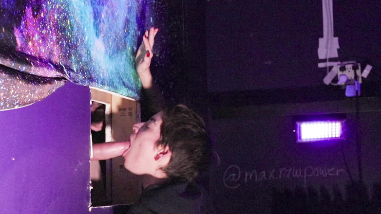 Max Submission: 복종하는 복종하는 복종하는 섹스 머신을 선물로 얻습니다.