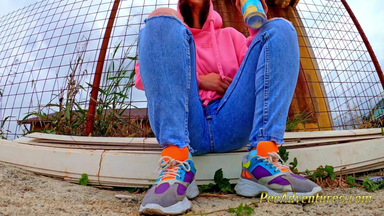 Pee Adventures: Pissing trough her jeans outdoor