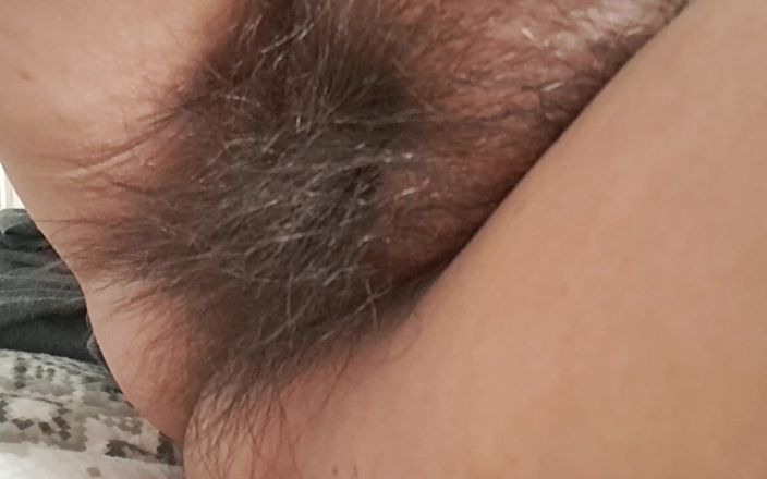 Mommy big hairy pussy: Merekam memek tebal tante seksi ini
