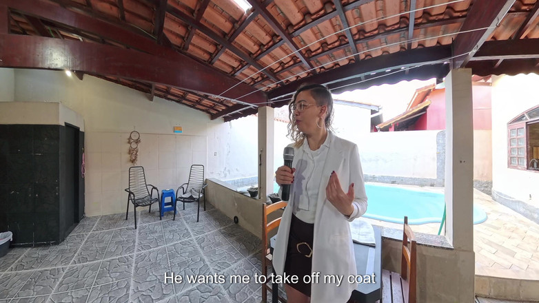 Victor SweetCoupleStories: 집에 침입하다 적발된 후 알몸으로 스트립하는 기자.