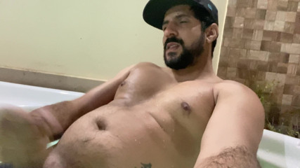 Licking me with pleasure: Gozando na banheira depois de se masturbar e abrir porra...