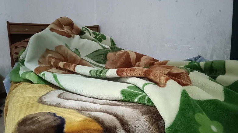 hael: Jdu do postele své nevlastní sestry, když se vrátí domů...