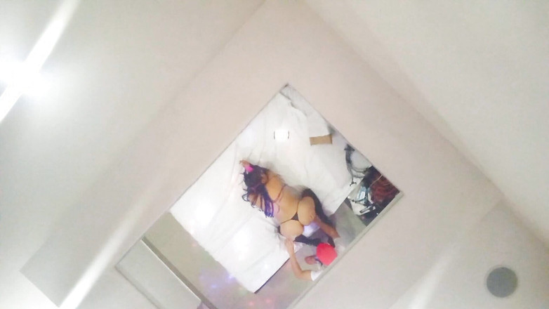 Martin13: Wanita kabaret memintaku untuk sendirian di kamar untuk menerima pijatan...