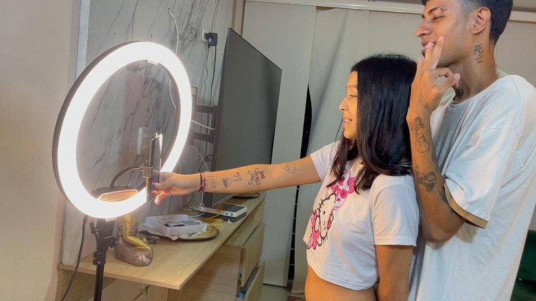 DereckandZoe: 我在她的社交媒体上帮助我的小继妹，这样我就可以操她了，最后我射在她的阴户里。