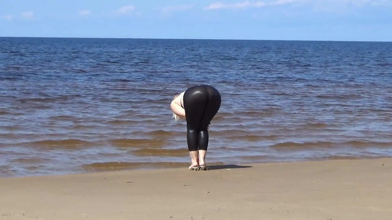 RedRoseRus: 穿着短裤和皮革紧身裤的大屁股