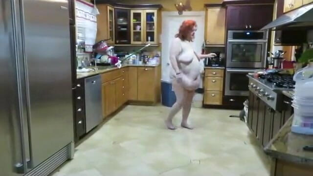 BBW nurse Vicki adventures with friends: Żądane wideo Duża gruba milf mama czyści kuchnię gąbką, rozmawiając...