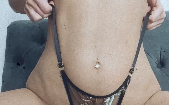 Alisa Lovely: Nhìn vào bộ ngực trẻ săn chắc của tôi! Tôi...