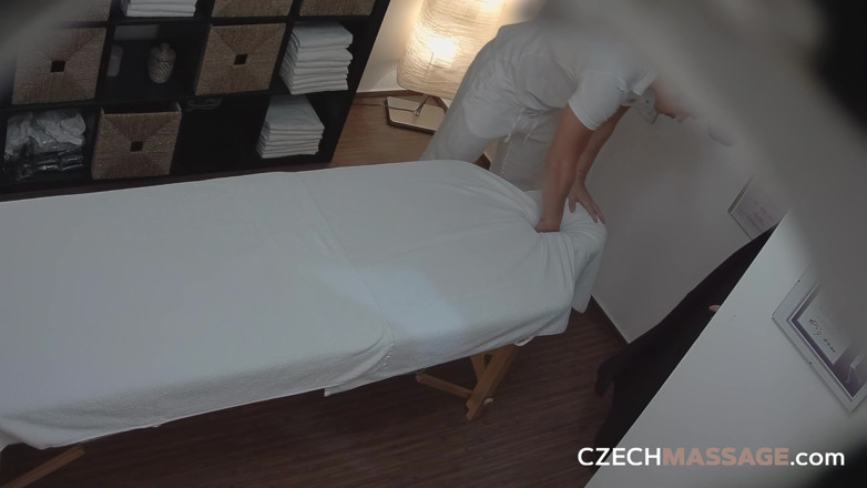 Czech Massage: Masaje checo: joven tetona recibe un masaje erótico de cuerpo...