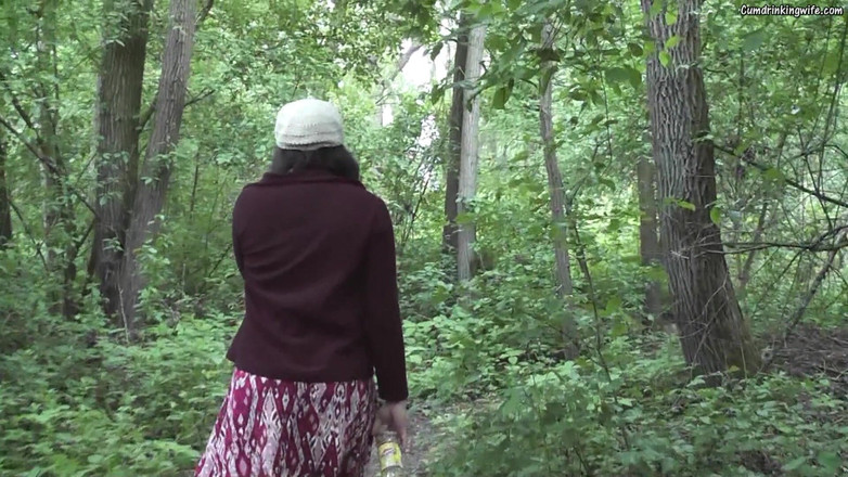 Cumdrinking Wife: Gangbanged przez nieznajomych w lesie