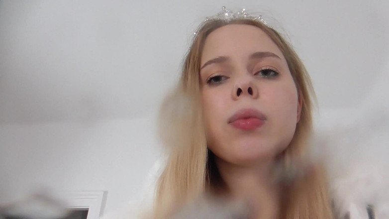 Solo Austria: Vysoká princezna Kelly vám plivne do obličeje a úst