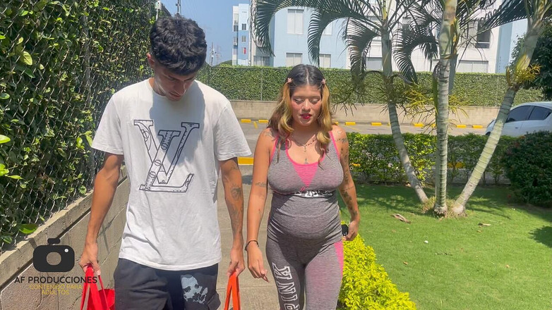 Gabriela Wish: Ayudo a mi vecina embarazada como un pretexto para follarla...