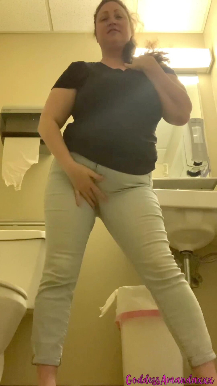 Goddess Amanda: Ikuti aku di kamar mandi dengan Thong merah muda