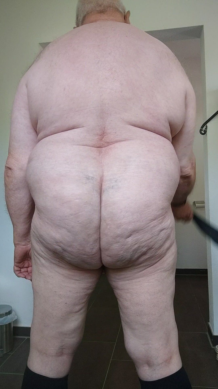 Karlchengeil: 私の小便を飲んだことで罰せられた