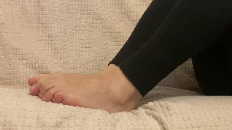 PriyaNaavya: Masturbarse a mis pies mientras te ignora