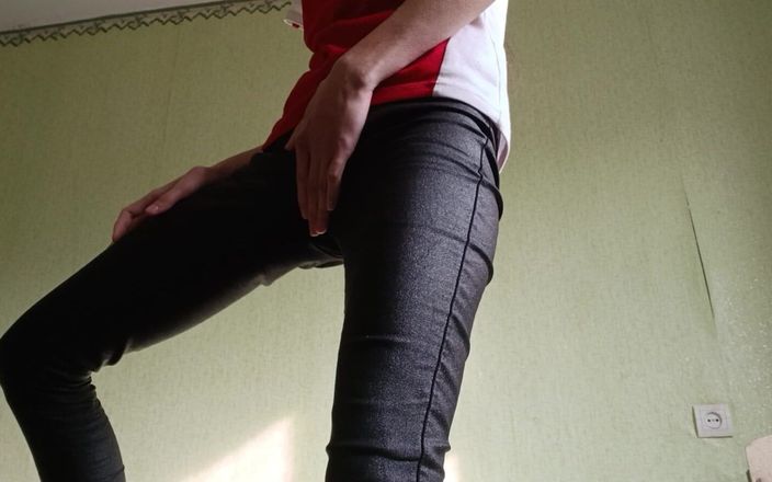 Lesbian-illusion: Я мастурбую мою соседку по квартире, пока она делает нам кофе