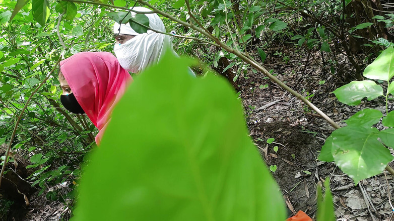 Asha Devi: Pau preto dentro da buceta branca da minha esposa, Elena...
