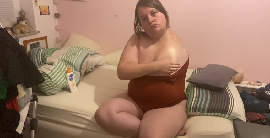 Deutsche Anna: おっぱい全体にローションを塗る