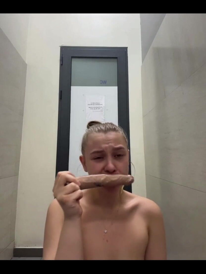 JuiceLussie: Популярна дівчина багато сквіртує 