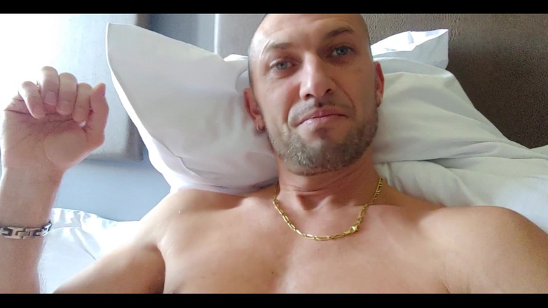 Boy jerking off: Băiatul se masturbează