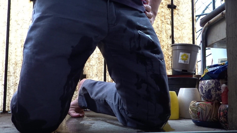 Kinky Guy: Zoufalé močení v džínách na balkóně