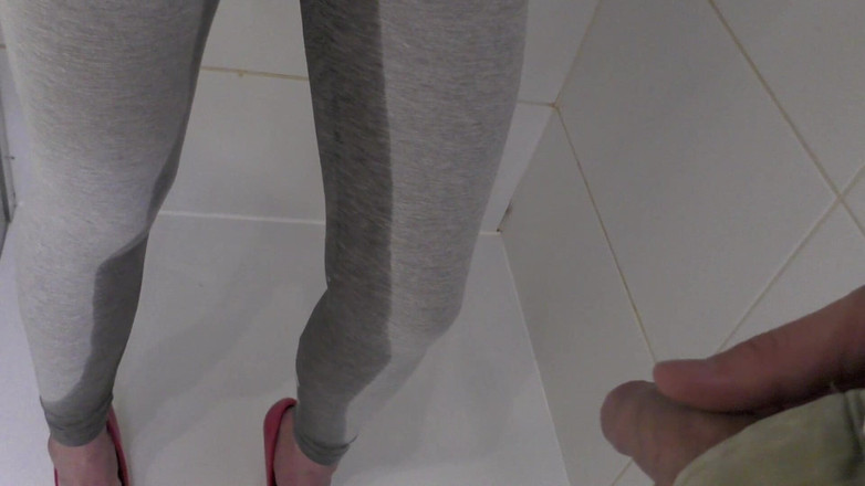 Aqua Pola: Cowok ini ngentot pantatku pakai legging dan kaki